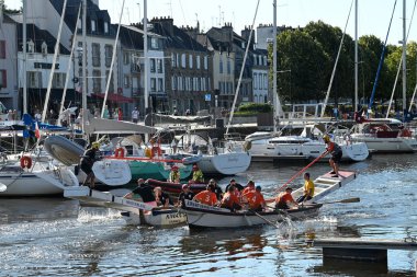 Kürekçiler ve mızrakçılar Vannes limanında teknelerde yarışıyor