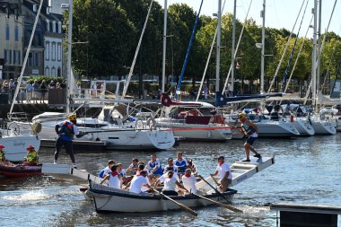 Kürekçiler ve mızrakçılar Vannes limanında teknelerde yarışıyor