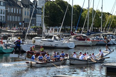 Kürekçiler ve mızrakçılar Vannes limanında teknelerde yarışıyor