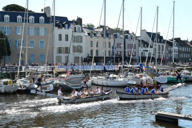 Kürekçiler ve mızrakçılar Vannes limanında teknelerde yarışıyor