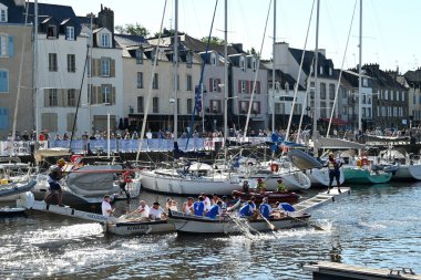 Kürekçiler ve mızrakçılar Vannes limanında teknelerde yarışıyor