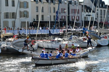 Kürekçiler ve mızrakçılar Vannes limanında teknelerde yarışıyor