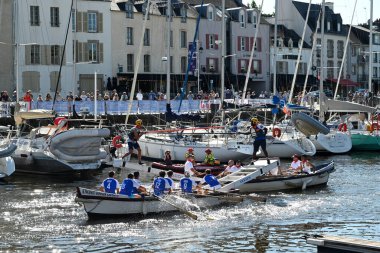 Kürekçiler ve mızrakçılar Vannes limanında teknelerde yarışıyor
