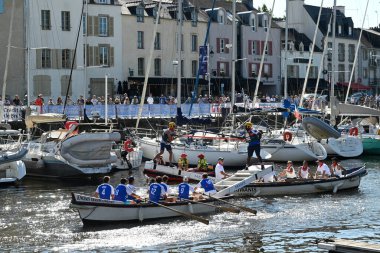 Kürekçiler ve mızrakçılar Vannes limanında teknelerde yarışıyor