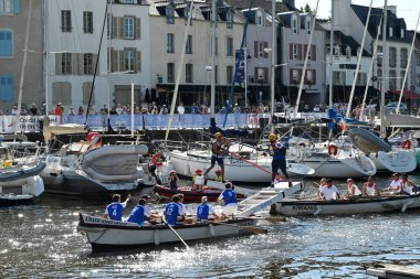 Kürekçiler ve mızrakçılar Vannes limanında teknelerde yarışıyor