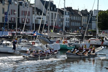 Kürekçiler ve mızrakçılar Vannes limanında teknelerde yarışıyor