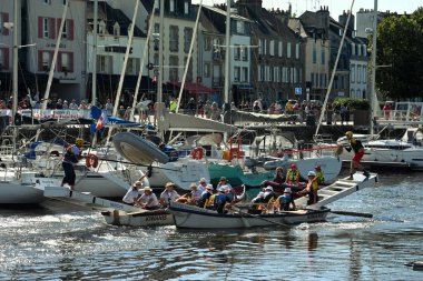 Kürekçiler ve mızrakçılar Vannes limanında teknelerde yarışıyor