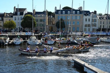 Kürekçiler ve mızrakçılar Vannes limanında teknelerde yarışıyor