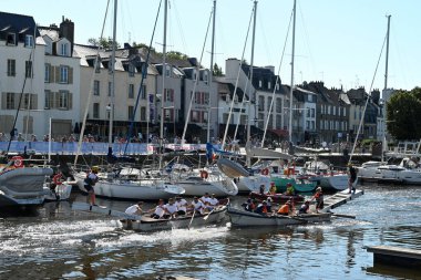 Kürekçiler ve mızrakçılar Vannes limanında teknelerde yarışıyor