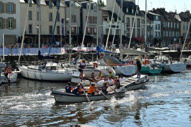 Kürekçiler ve mızrakçılar Vannes limanında teknelerde yarışıyor