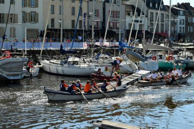 Vannes limanındaki teknelerden birinde mızrak dövüşü dengesizleşti.