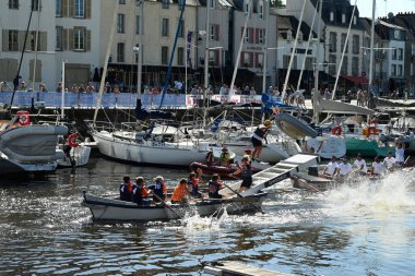 Vannes Limanı 'ndaki teknelerden birinden mızrak dövüşçüsü suya düştü.
