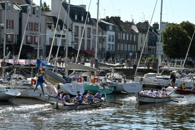 Kürekçiler ve mızrakçılar Vannes limanında teknelerde yarışıyor