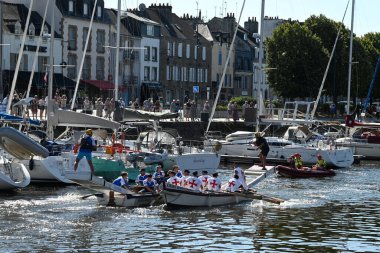 Kürekçiler ve mızrakçılar Vannes limanında teknelerde yarışıyor