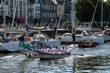 Kürekçiler ve mızrakçılar Vannes limanında teknelerde yarışıyor
