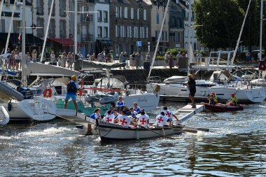 Kürekçiler ve mızrakçılar Vannes limanında teknelerde yarışıyor