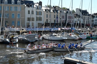 Kürekçiler ve mızrakçılar Vannes limanında teknelerde yarışıyor