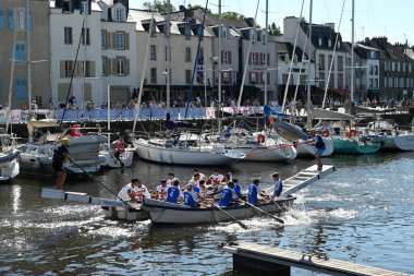 Kürekçiler ve mızrakçılar Vannes limanında teknelerde yarışıyor
