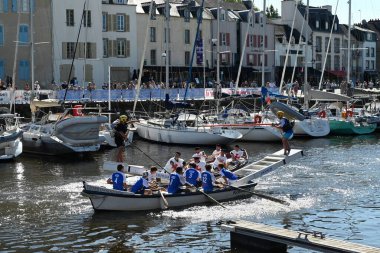 Kürekçiler ve mızrakçılar Vannes limanında teknelerde yarışıyor