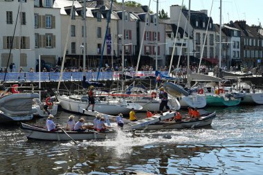 Kürekçiler ve mızrakçılar Vannes limanında teknelerde yarışıyor