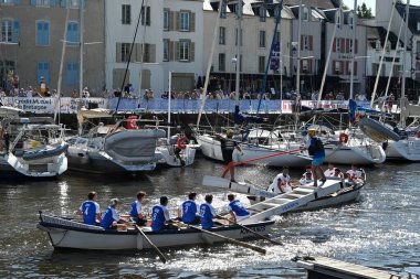 Kürekçiler ve mızrakçılar Vannes limanında teknelerde yarışıyor