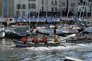 Kürekçiler ve mızrakçılar Vannes limanında teknelerde yarışıyor