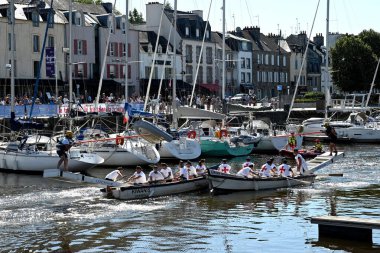 Kürekçiler ve mızrakçılar Vannes limanında teknelerde yarışıyor