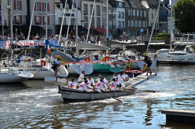 Kürekçiler ve mızrakçılar Vannes limanında teknelerde yarışıyor