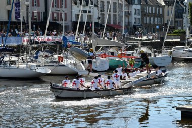 Kürekçiler ve mızrakçılar Vannes limanında teknelerde yarışıyor