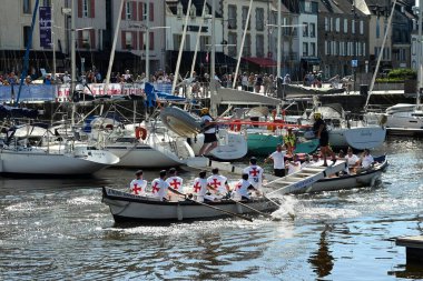 Kürekçiler ve mızrakçılar Vannes limanında teknelerde yarışıyor
