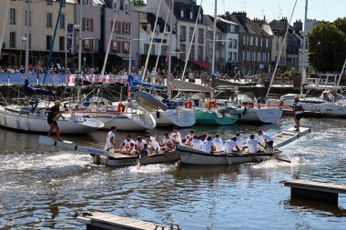 Kürekçiler ve mızrakçılar Vannes limanında teknelerde yarışıyor