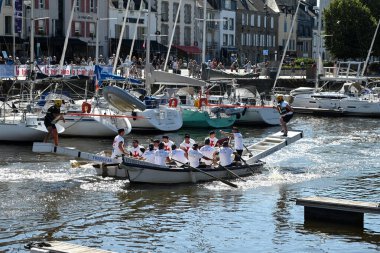 Kürekçiler ve mızrakçılar Vannes limanında teknelerde yarışıyor