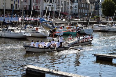 Kürekçiler ve mızrakçılar Vannes limanında teknelerde yarışıyor