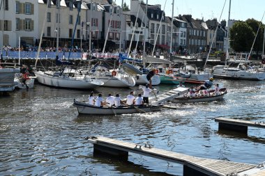 Kürekçiler ve mızrakçılar Vannes limanında teknelerde yarışıyor