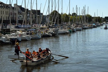 Kürekçiler ve mızrak dövüşü Vannes limanında bir teknede