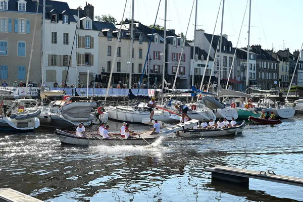 Kürekçiler ve mızrakçılar Vannes limanında teknelerde yarışıyor