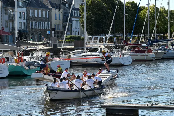 Kürekçiler ve mızrakçılar Vannes limanında teknelerde yarışıyor