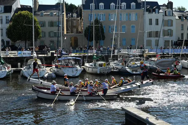 Kürekçiler ve mızrakçılar Vannes limanında teknelerde yarışıyor