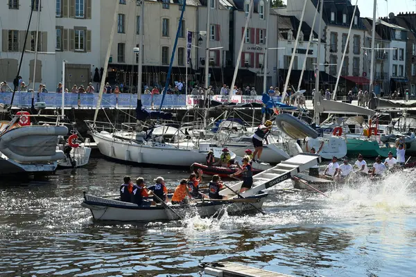Vannes Limanı 'ndaki teknelerden birinden mızrak dövüşçüsü suya düştü.