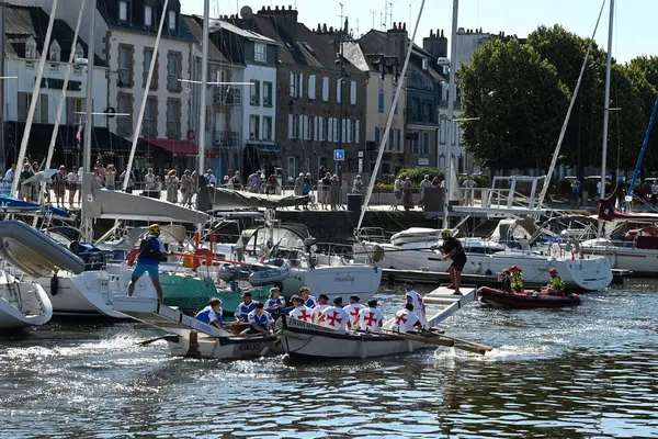 Kürekçiler ve mızrakçılar Vannes limanında teknelerde yarışıyor