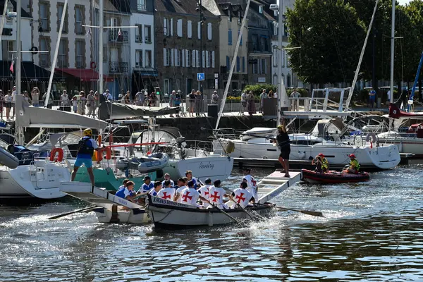 Kürekçiler ve mızrakçılar Vannes limanında teknelerde yarışıyor