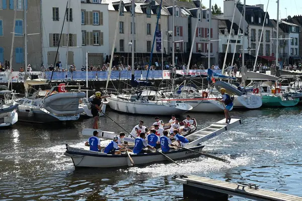 Kürekçiler ve mızrakçılar Vannes limanında teknelerde yarışıyor