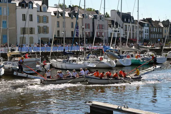 Kürekçiler ve mızrakçılar Vannes limanında teknelerde yarışıyor