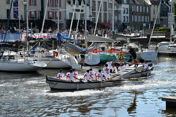 Kürekçiler ve mızrakçılar Vannes limanında teknelerde yarışıyor