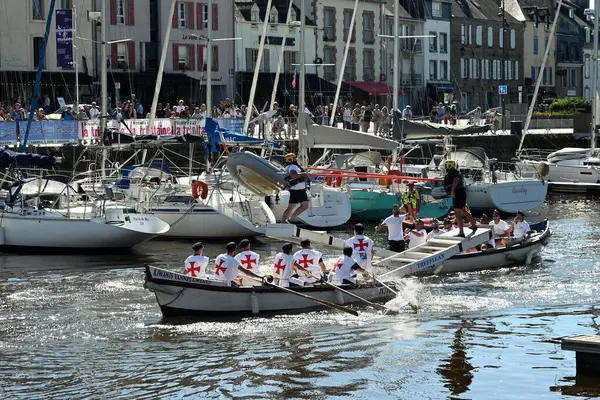 Kürekçiler ve mızrakçılar Vannes limanında teknelerde yarışıyor