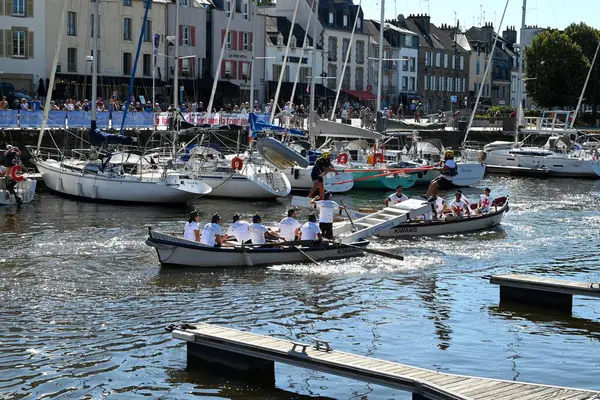 Kürekçiler ve mızrakçılar Vannes limanında teknelerde yarışıyor