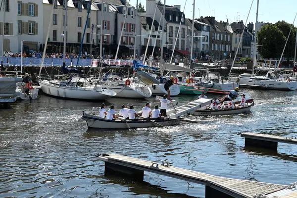 Kürekçiler ve mızrakçılar Vannes limanında teknelerde yarışıyor