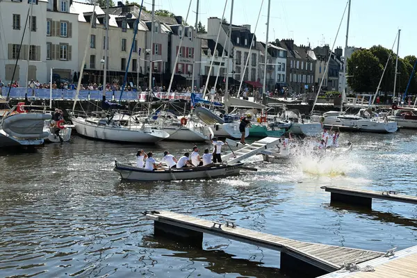 Vannes Limanı 'ndaki teknelerden birinden mızrak dövüşçüsü suya düştü.
