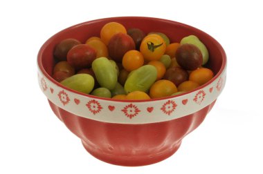 Bir kase farklı renk ve aromalı domates beyaz arka planda izole edilmiş yakın plan.