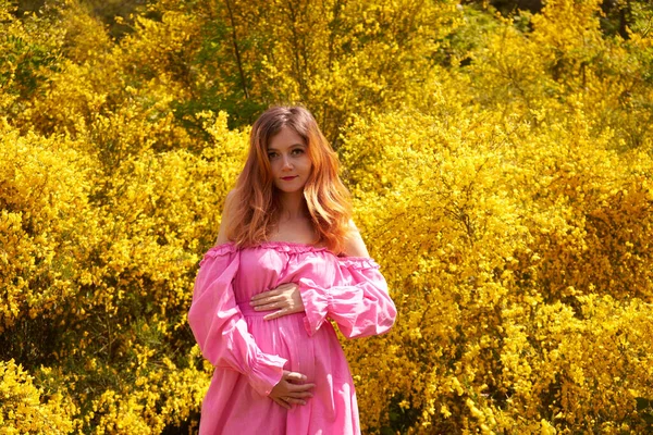 Беременная Женщина Розовом Платье Держит Руки Брюхо Открытом Воздухе Счастливая — стоковое фото